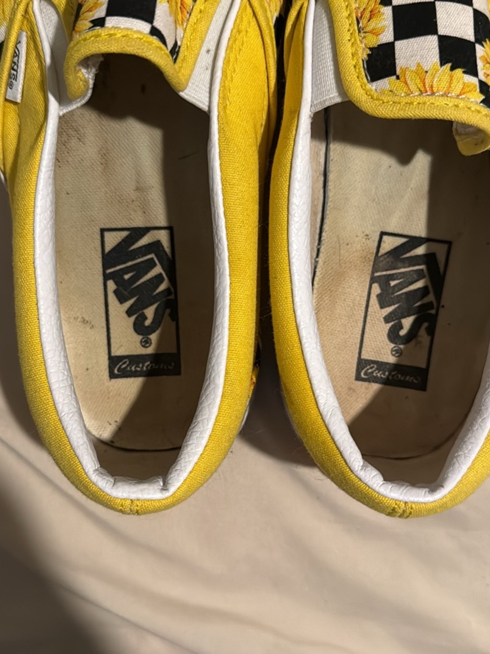 Vans women’s Slip-On Sneakers in Yellow Sunflower Check - Picture 4 of 5